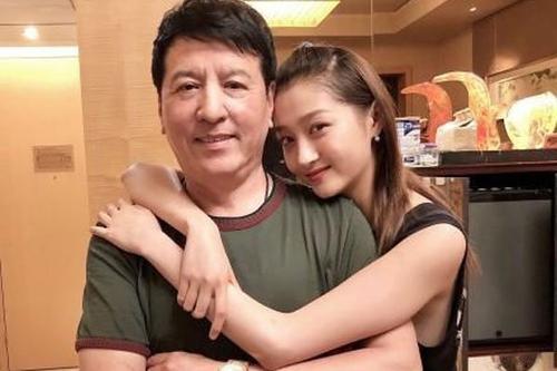 关晓彤|23岁关晓彤父亲曝光，低调了20多年，原来是我们熟悉的他