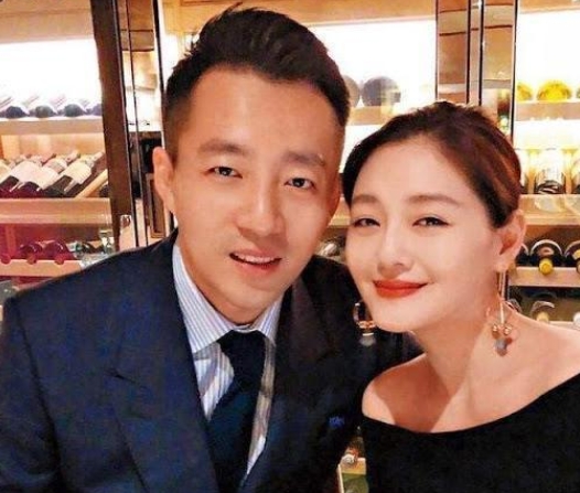 汪小菲|汪小菲被曝婚内出轨25岁女主播，带小三见妈妈张兰，多个同款被扒