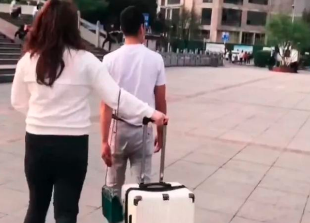 天下通 尴尬，四川一对网恋情侣千里奔赴，男友丢花甩头就走：太胖了