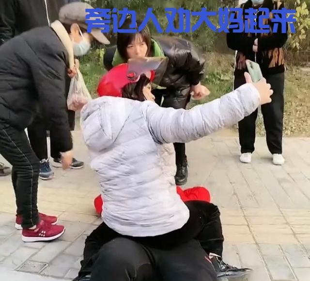 为老不尊!陕西大妈坐在准女婿身上直播,大妈:二婚女人不愁嫁