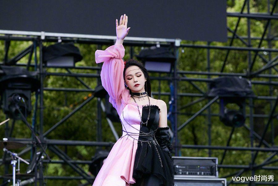 伊能静|秦昊带女儿看妻子演出,伊能静颜值绝了,5岁米粒在现场手舞足蹈