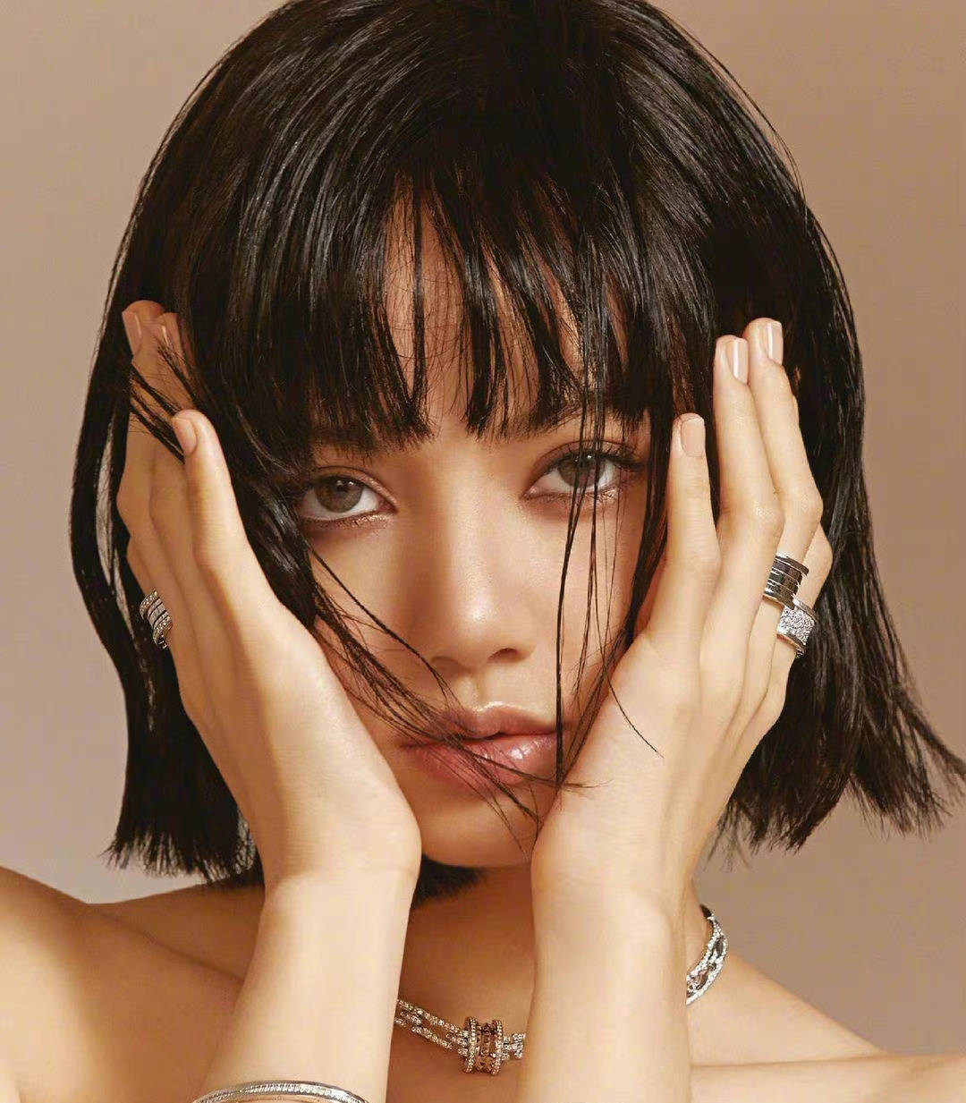 杨紫|韩国知名女团成员感染新冠，队友受影响活动暂停