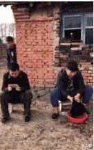 陈飞俊|这位大哥的行为真的是够迷惑的呀，太好笑了，头顶个西瓜皮？