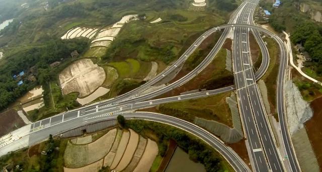 新女报 导航看了想罢工！再次火上热搜的重庆立交桥有多魔幻？