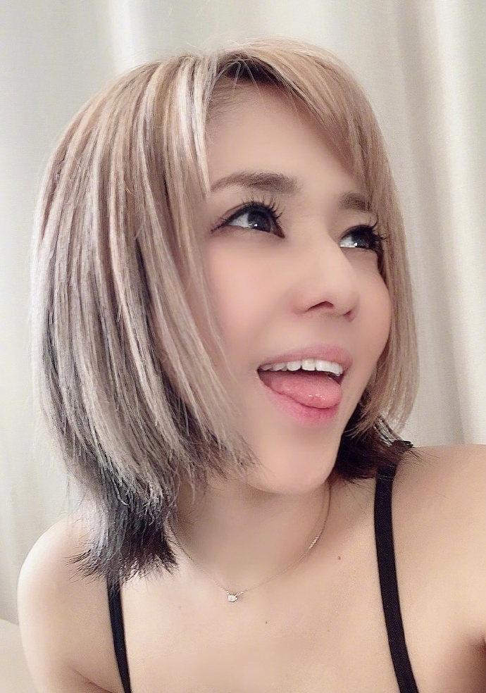 苍井空|苍井空晒搞怪自拍，撒娇吐舌头心情好，曾自曝喝酒后会更主动