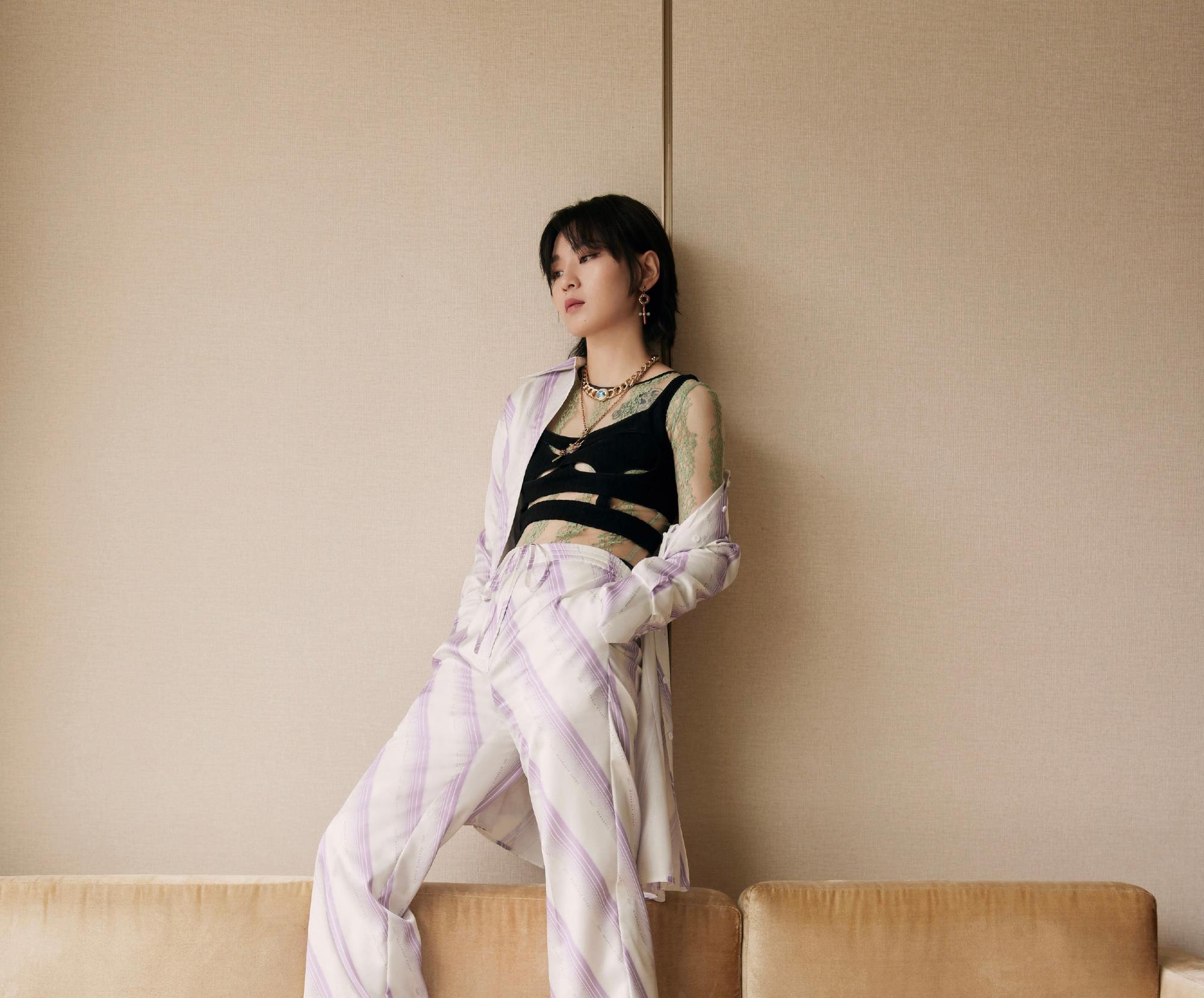 胖达美妆所|周笔畅这时尚真学不来，透视衣像大花臂，衣服还要划几个口来穿