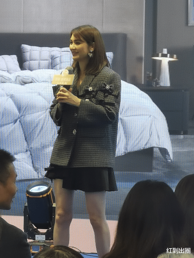 刘亦菲|50岁洪欣为赚钱到处商演!10天内连赶5场,穿短裙卖力唱歌无人理