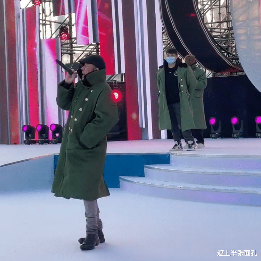 杨坤|杨坤现身长春彩排跨年盛典，身披军大衣上台，满脸通红卖力演唱