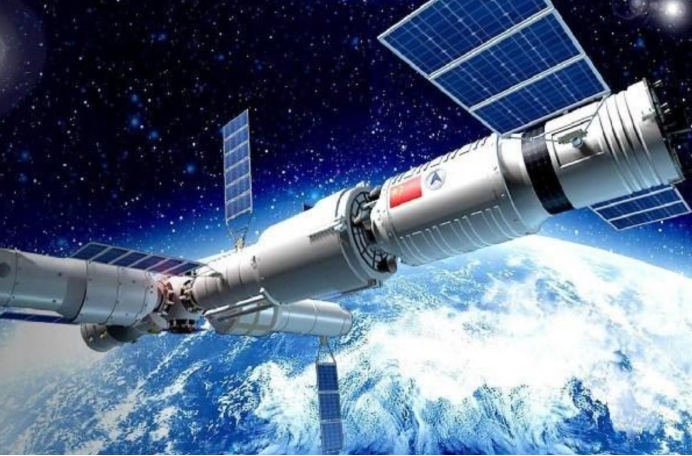 空间站 天文爱好者拍到神秘飞行物，从月球表面飞过，回家一查感到自豪