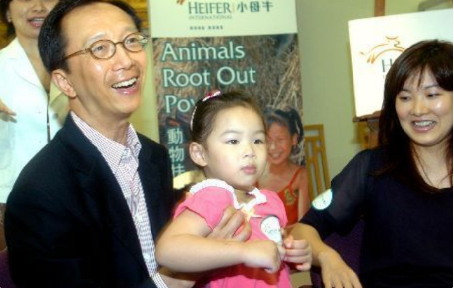 伏明霞|伏明霞:嫁给富豪后,不忘老家的穷亲戚,3个女儿很幸福