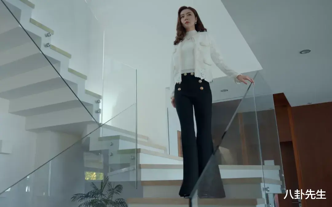 家族荣耀|阵容强大的合拍剧《家族荣耀》，女演员的妆发居然这么土？