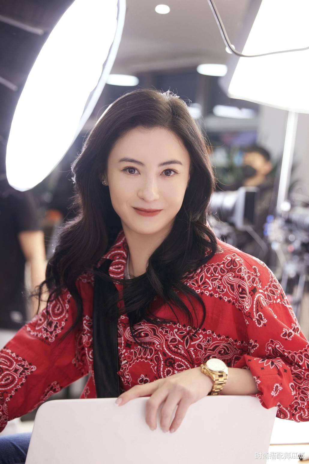 烫发 女人过了45岁,“烫发”要谨记这3要3不要,时尚减龄不显老