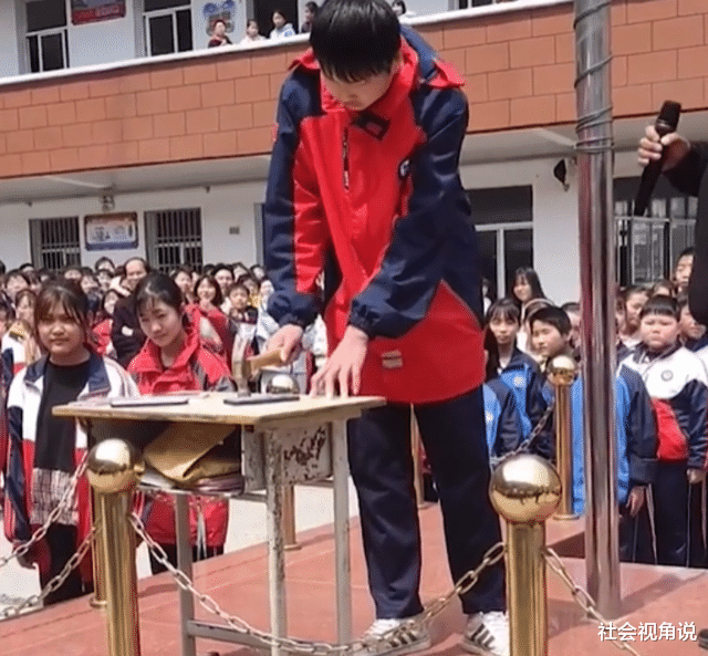 社会视角说 河南：学校组织学生当众砸手机，校方称家长赞成，评价褒贬不一