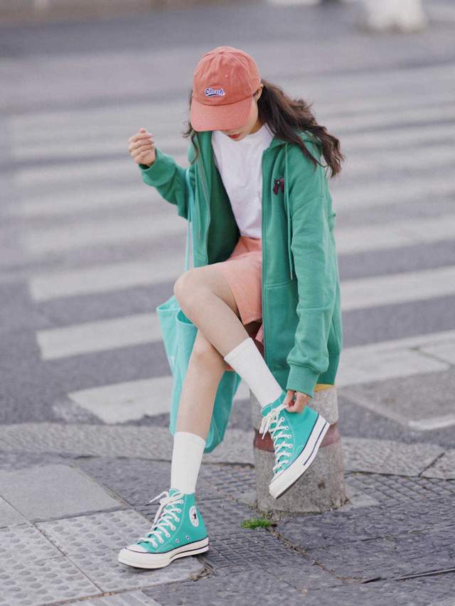 何有强|秋季这样穿不会单调,绿色卫衣搭配粉色短裙简约洋气,少女感爆棚