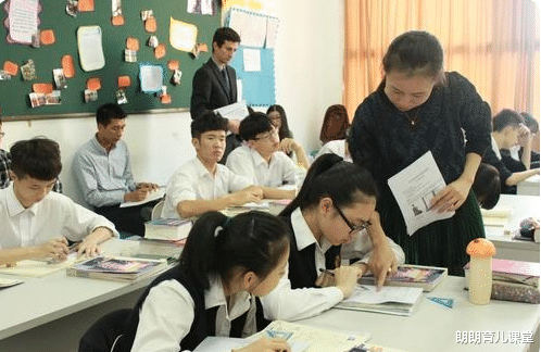 教育局|老师在学生试卷上批了2个字，瞬间激怒家长，教育局回应：已道歉