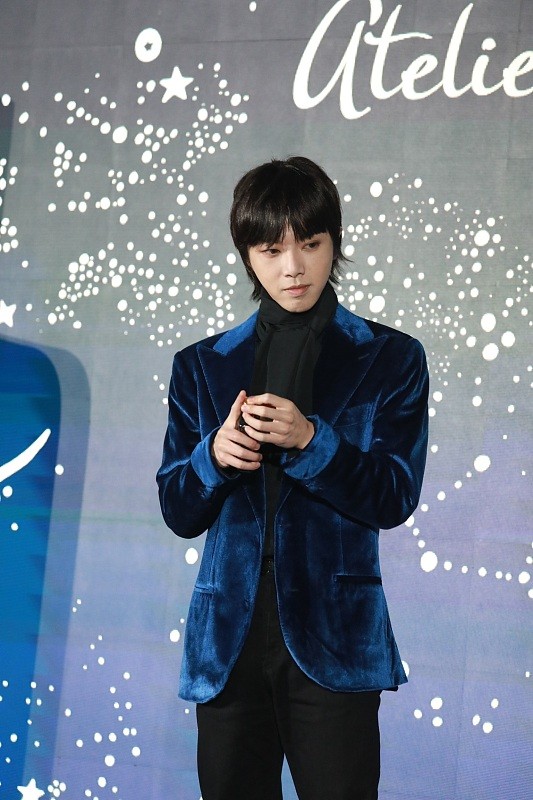 华晨宇|华晨宇真是荷尔蒙“爆棚”,宝蓝西装好贵气,但搭高领衫像没脖子