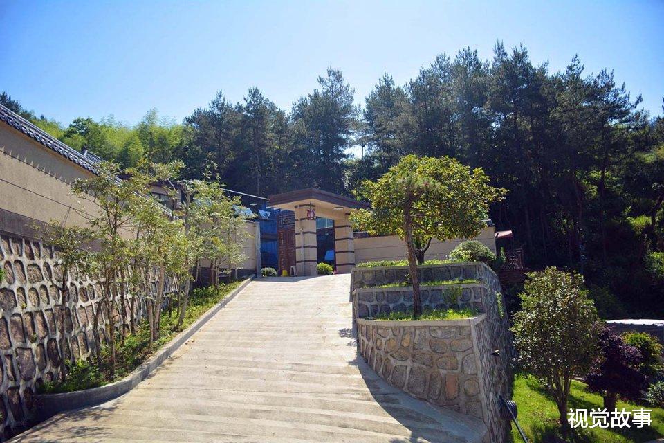 别墅|村民在山中做别墅，屋前建广场装篮球架，称比城里住着舒服