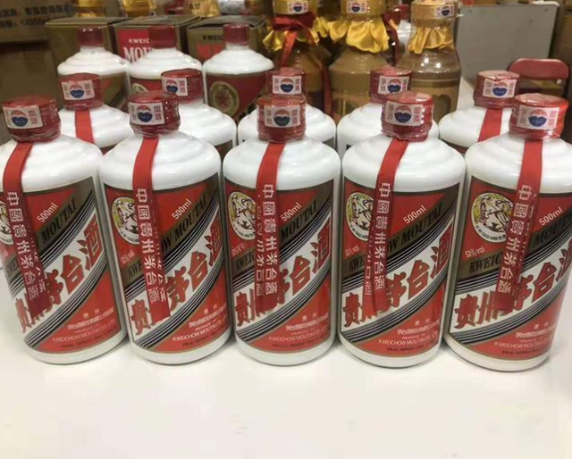 小北说天下 为什么茅台酒坚持用“少女光脚踩曲”?不怕有汗液吗?原因为何?