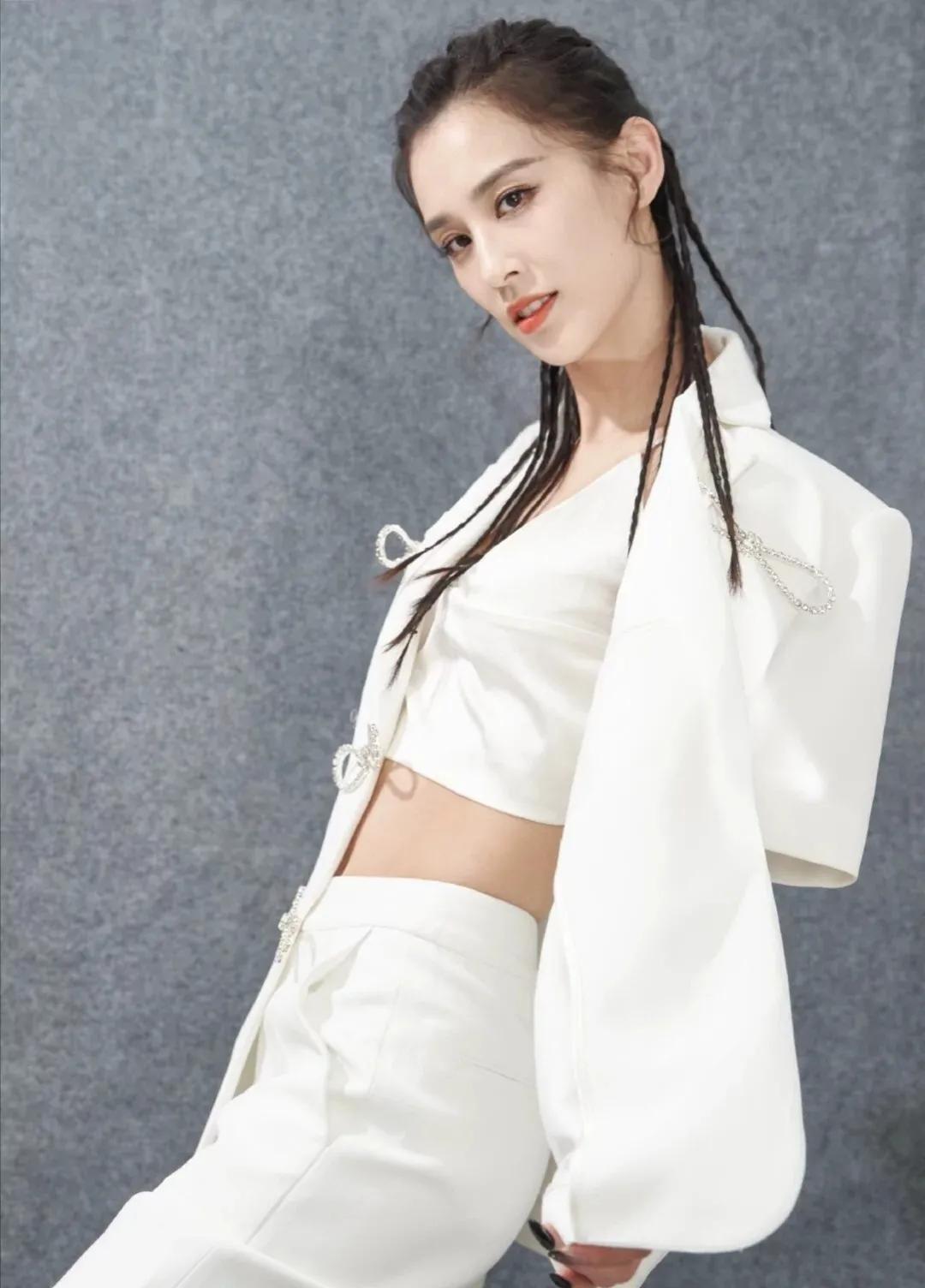 黄圣依|亿万富太黄圣依高清写真,皮肤白皙,性感迷人,太养眼了!