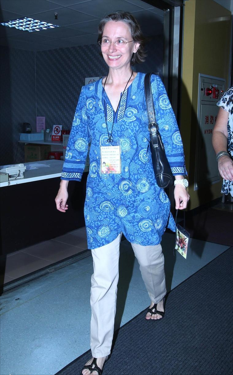 周华健|周华健晒61岁妻子正脸照，二人罕见同框，看起来像隔辈人？