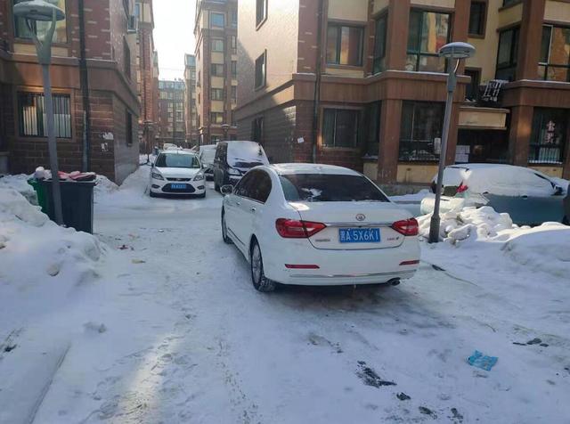 生活报 车满为患！这小区院内多处消防通道被堵