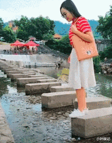 小叶娱记 妹子,知道你很热,可是也不能穿成这样出门啊,太尴尬了吧!