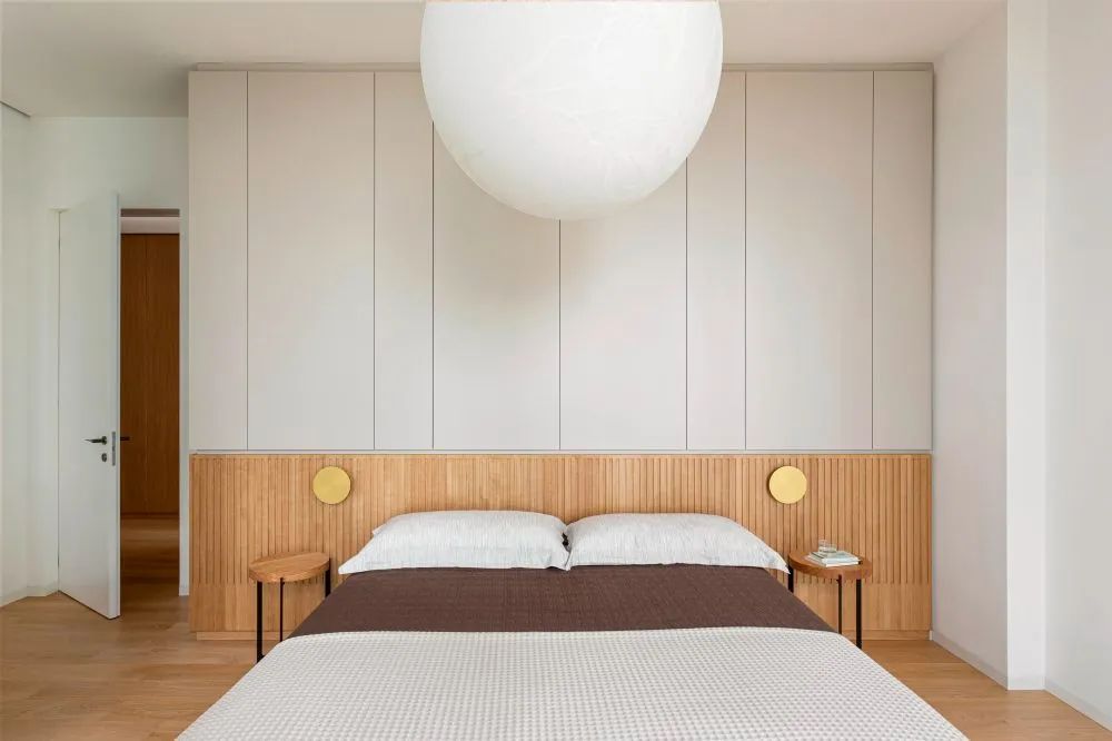 大阳台落地窗，270度俯瞰城市天际线，这套130平公寓太爽了