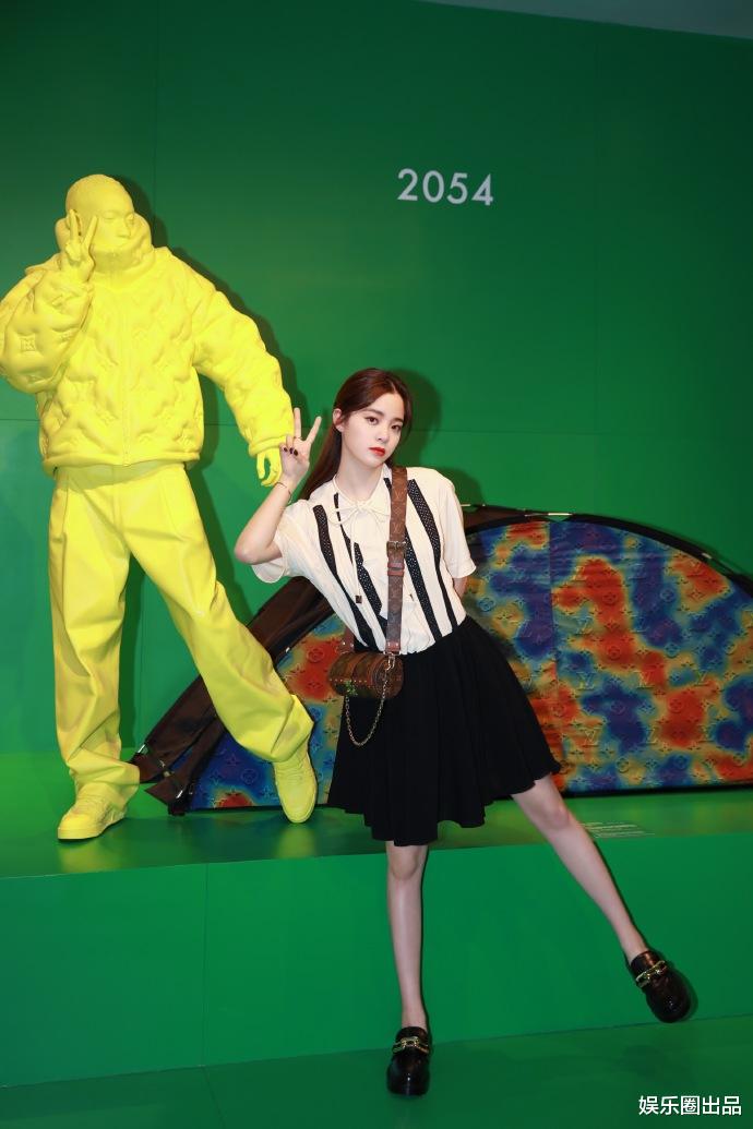 欧阳娜娜|20岁的欧阳娜娜减肥成功，本尊晒出近照，台上台下一样苗条