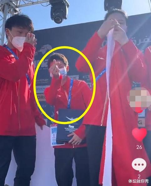 全紅嬋|可恨！全紅嬋領(lǐng)獎(jiǎng)時(shí)，被粉絲要求摘下口罩，妹妹2個(gè)字回應(yīng)，真懂事