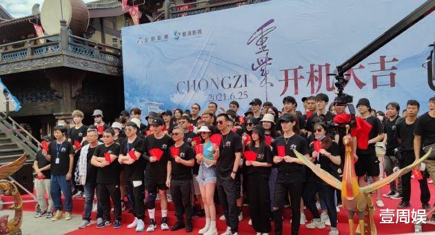 杨超越|杨超越现身开机仪式，饿到大口吃香蕉，毫无偶像包袱特别真实！