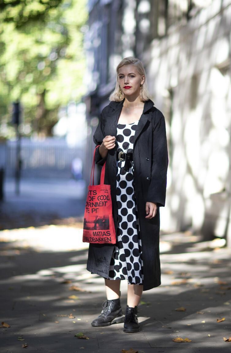 刘美华时尚|超平价的帆布包也可以这么美，吃土党一定不能错过，简约又百搭