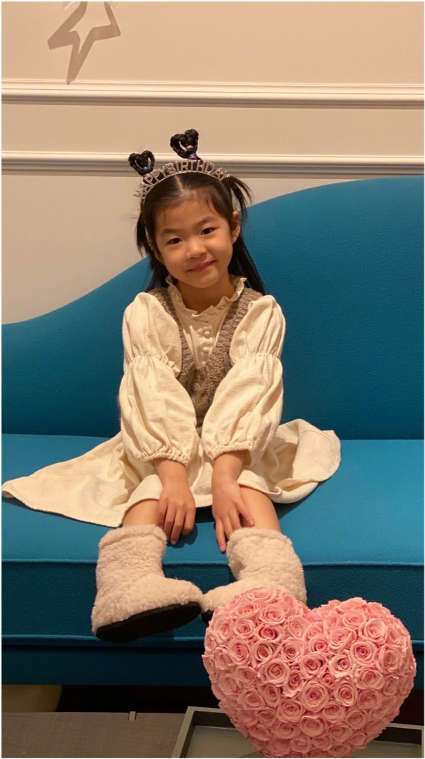 醒宝|章子怡全家聚齐为醒宝庆生！6岁醒宝颜值变化大，却被小苹果抢走风头