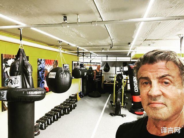 欧美明星|史泰龙约会小22岁娇妻，穿真丝衬衫展硬汉风采，大肚腩消失了