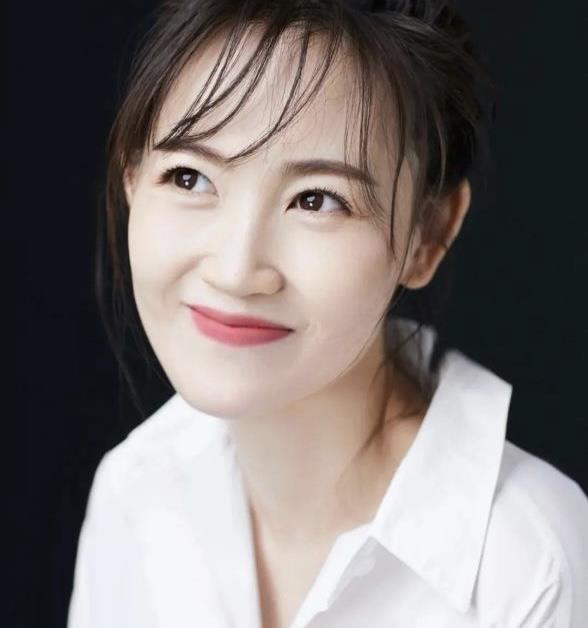 王宝强|王宝强前妻开直播捞金，高调与粉丝互动，被赞越来越清纯