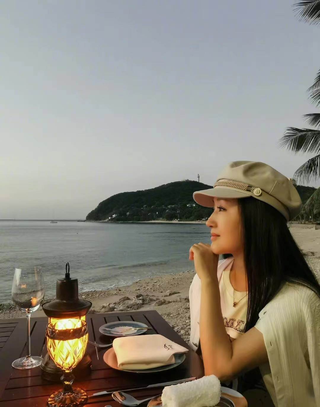 杨钰莹|50岁杨钰莹海边度假太惬意，翘腿荡秋千玩心十足，黑发浓密若冻龄