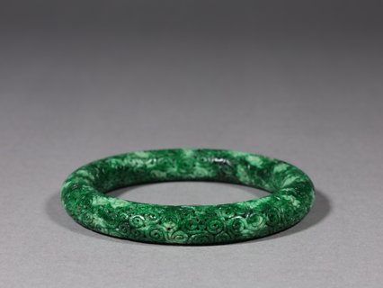 翡翠|清代翡翠卷草纹手镯