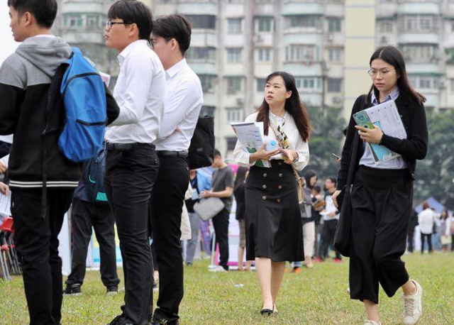 大学生|被现实“击打”的大学生，拿着3000块的月薪，养活自己都困难