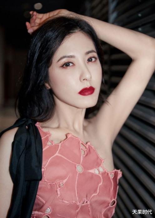 天果时代 曾黎这腰真羡慕不来,一袭粉色镂空礼服华丽大气,气质高级优雅