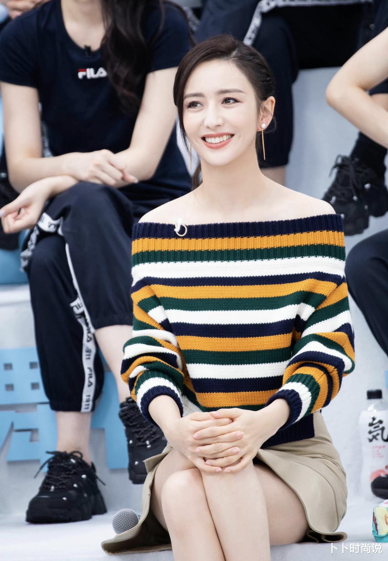 穿衣搭配|佟丽娅穿衣不能认真穿？好好一件针织衫，非要把领子扒拉成一字肩