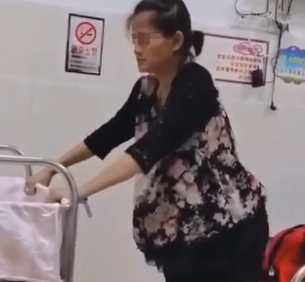 歪骆驼|妈妈56岁给我生了个弟弟，30岁的儿子表情亮了，网友：太自私