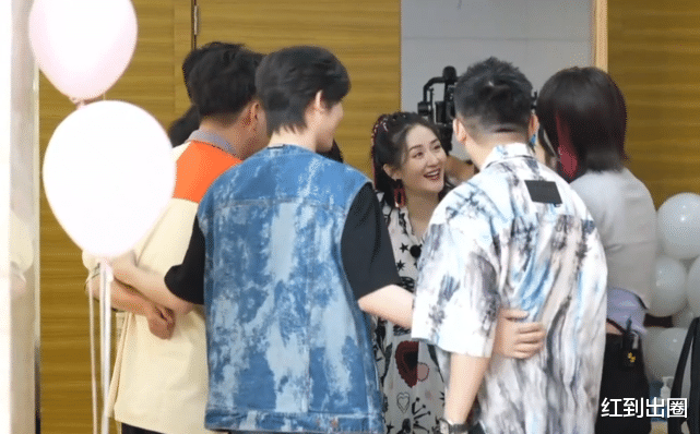 谢娜|?谢娜回快本上班路透曝光，下车后由何炅一路搀扶，产后身材发福明显