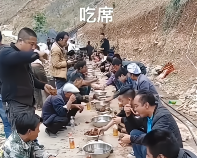 四川大凉山，广东人第一次体验蹲在地上吃席，别有一番风味