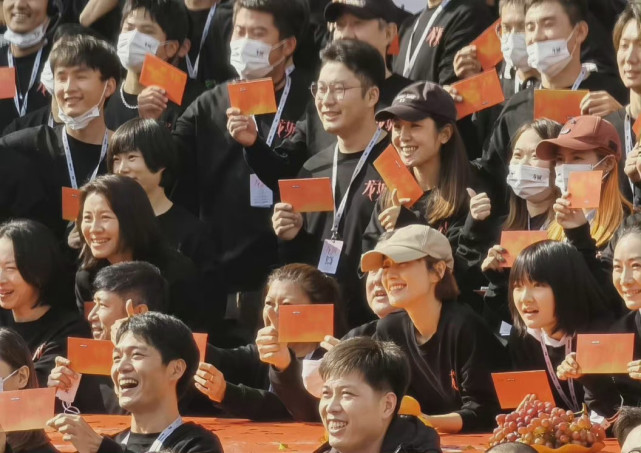 马伊琍|马伊琍白宇合作太期待!45岁马伊琍穿着简单没明星范,气质照样出众