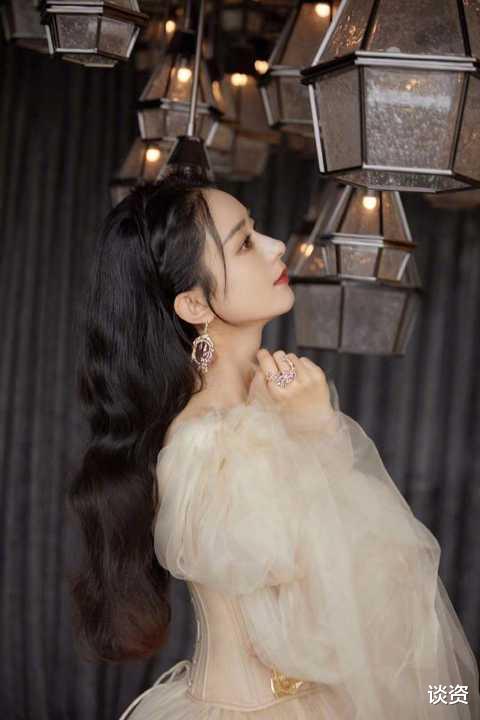 电视剧|赵丽颖近照瘦脱相，锁骨凹陷明显，气质大变似网红