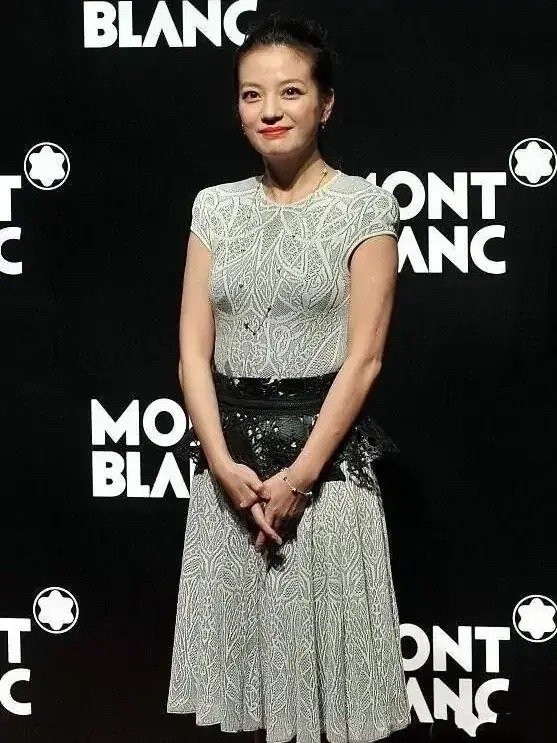 发型|赵薇掀起刘海更像“阔太”，穿连衣裙曲线撑得明显，美人不迟暮