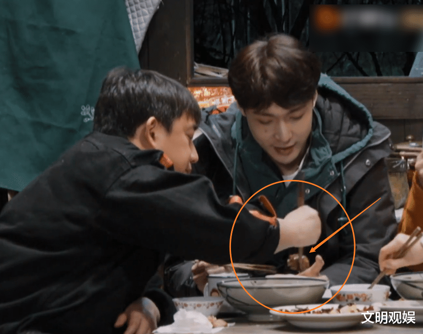 黄磊|彭彭张艺兴子枫互让最后一块排骨，黄磊举动太抢镜，这私心没谁了