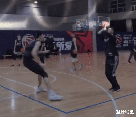 杜锋|徐昕单挑杜锋！被杜锋颜射+连吃晃，最后盖帽复仇，也难怪被弃用