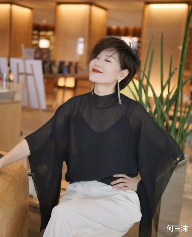 何三沫|耀眼夺目的穿搭不如简约精致，合适的穿搭，会给人很高级的美感
