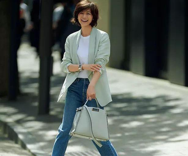 闲鱼有话说|人人都有的白T恤怎么穿时髦显贵？学50岁主妇这样穿，大妈变姐姐