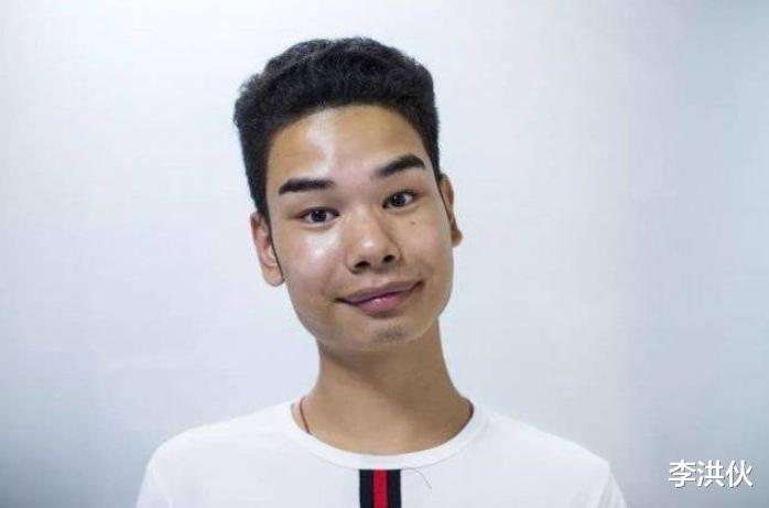因发际线走红的小吴,被偶遇和女友逛街当众亲热,曾因黑料退网